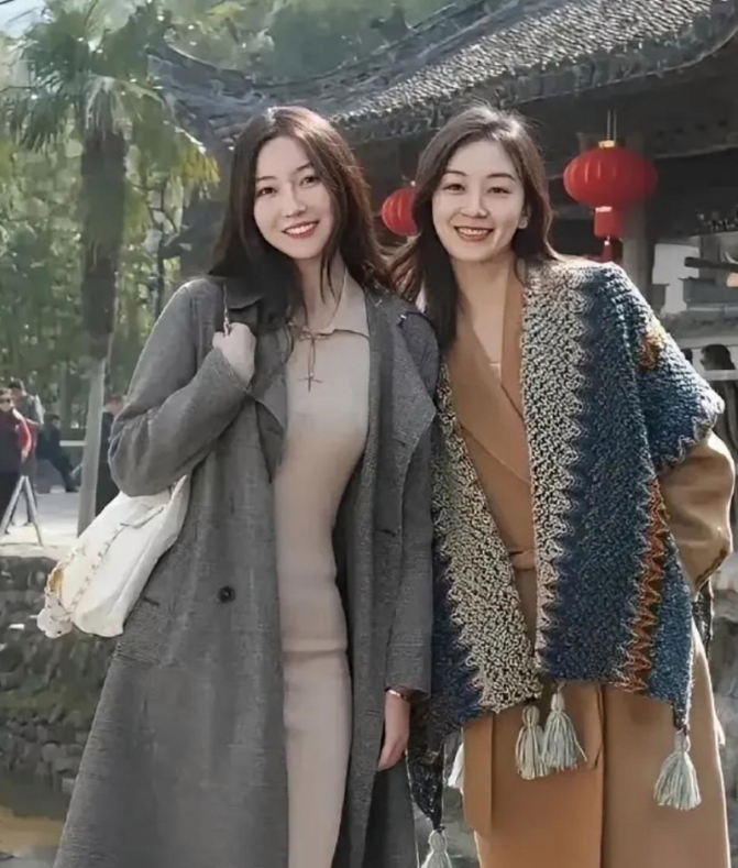 母女还是姐妹！哈哈哈哈 [大笑][大笑][大笑][大笑][大笑]