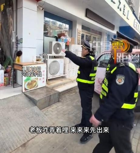 许昌城管帮商家摆摊挣钱

                           