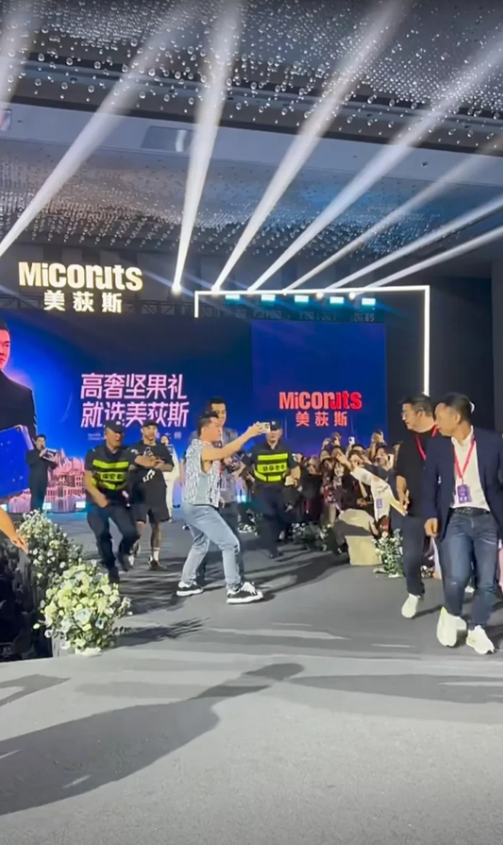 10月23日，古天乐现身深圳，出席代言的某零食品牌活动，就在跟观众见面时，一名粉