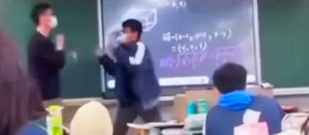 悲凉！高中老师讲台被殴，为保工作，只能选择不还手！

 今天无意中刷到一个高中男