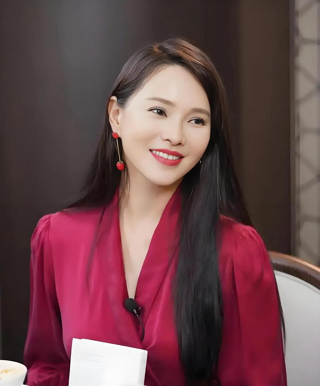 伊能静57岁了，很多人在她这个年龄已经放弃了自我成长，开始了摆烂人生。
很多女人