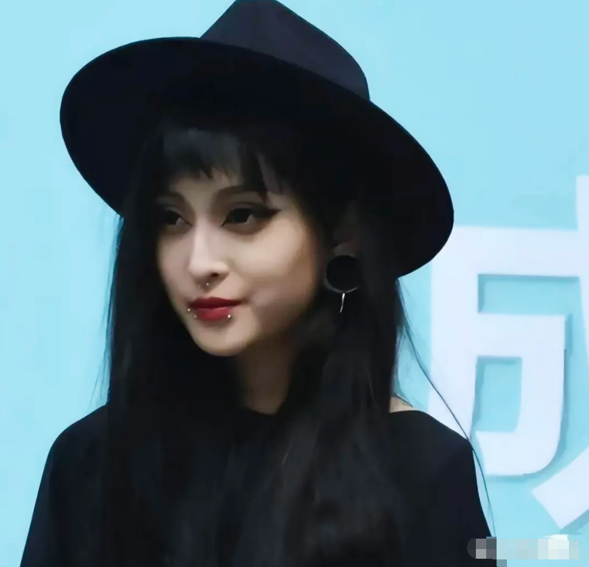 毛阿敏的女儿虽然漂亮，但不可思议的是唇钉一打，给人一种小太妹的感觉