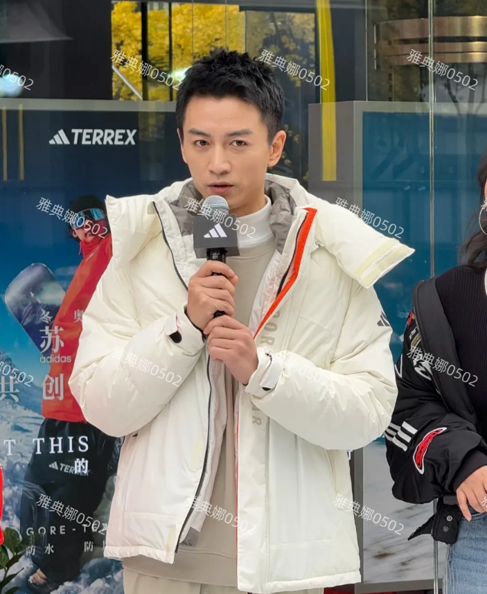 成都太古里偶遇陈晓、马思纯、苏翊鸣还有陈冠希的老婆秦舒培。
陈晓瘦了很多，他虽然