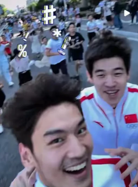 潘展乐这下子没地方告状了吧！果然小孩哥还得小孩子来收拾

潘展乐和徐嘉余回母校温