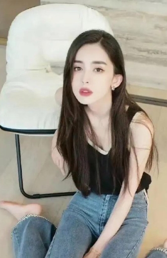 娜扎身穿黑色背心搭配牛仔微喇裤，轻松穿出时尚好气质 ​​​