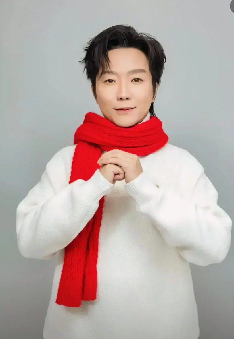 李玉刚为什么不火了

1、与梅葆玖的恩怨，因在公开场合表示自己“代表梅派艺术”，