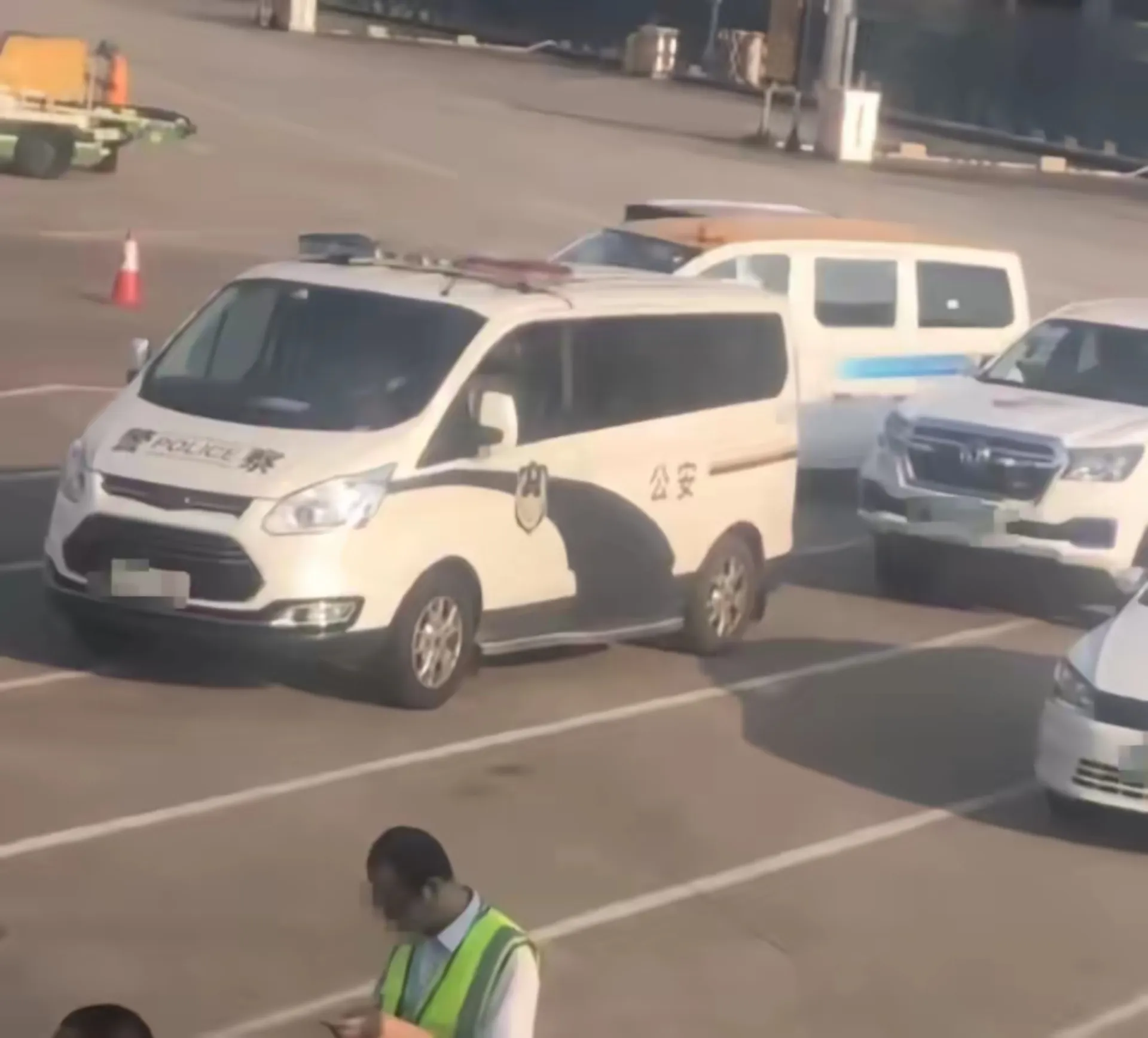 广州白云机场又出事儿了，这回是一位大妈向飞机的发动机扔硬币，结果不仅她自己，连带