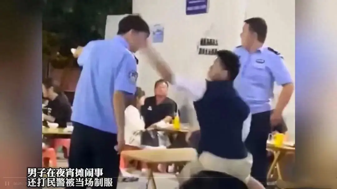 这年轻人得判多长时间啊？一个小伙子突然站起来，直接给了一个警察一巴掌。被打的警察