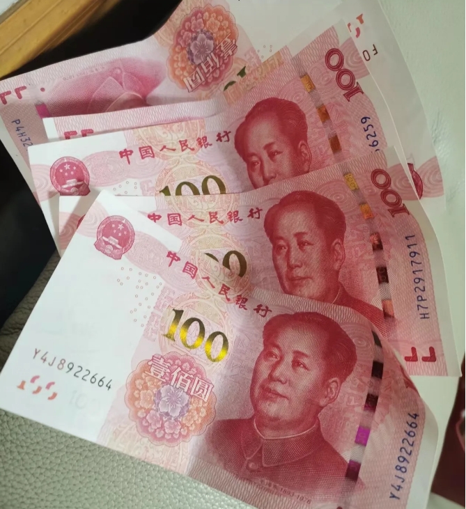 孩子第一次回爷爷奶奶家。爷爷奶奶给的新年红包。回家打开一看，里面是500块钱。不