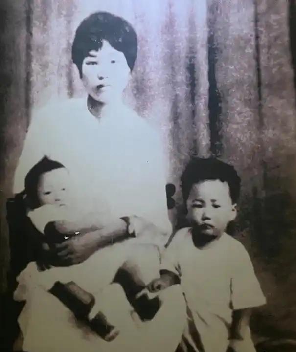 1930年，杨开慧被捕时，保姆陈玉英和毛岸英也一同被抓进监狱，受尽酷刑，而在杨开