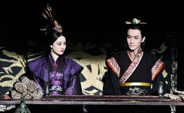 《芈月传》里，孙俪和朱一龙要演一对母子，孙俪在片场第一次看到朱一龙，她问：这个人
