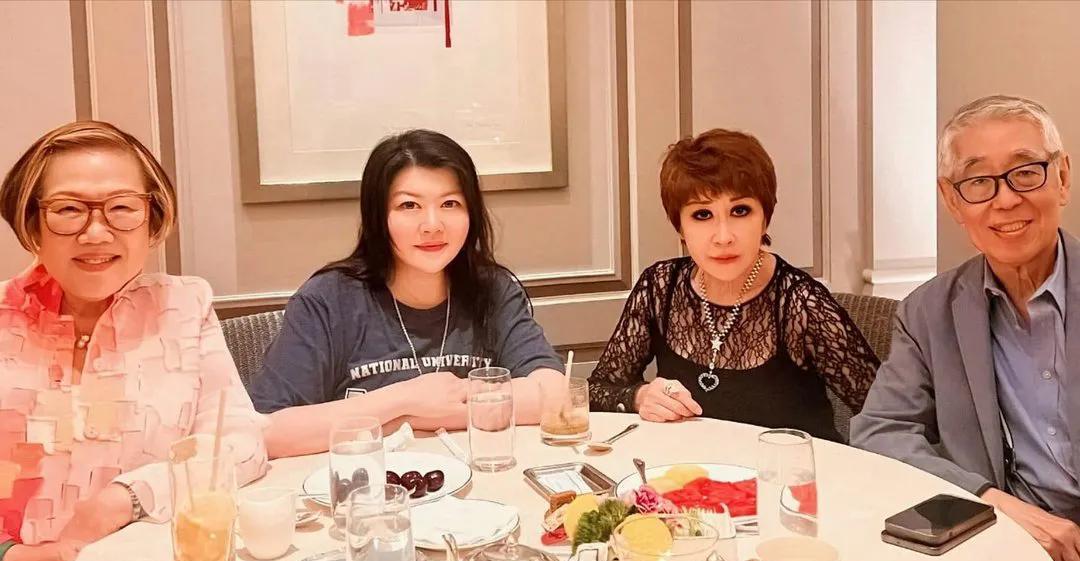 向华强前妻与女儿近照!丁佩老了气质仍出众，难怪能迷倒李小龙!
照片拍摄于今年8月