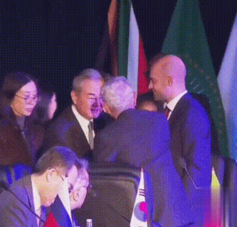 法国外长化身“王毅迷弟”：紧盯王外长一举一动，不放过一丝握手机会！

当王毅外长