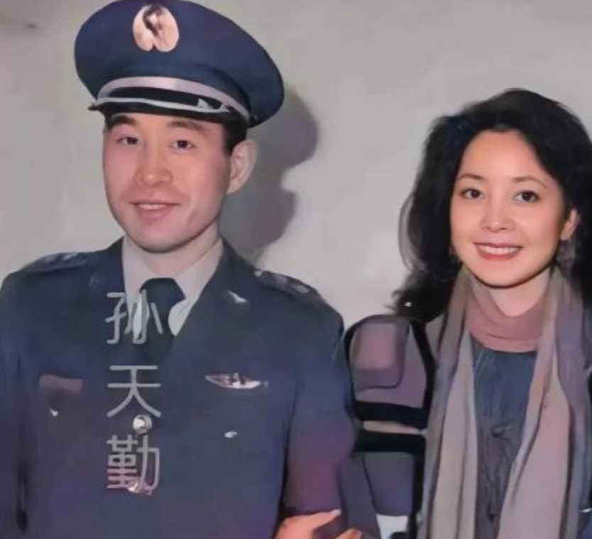 1983年，一张照片令人侧目，那是孙天勤和大众情人邓丽君的亲密合影，那一刻，他的