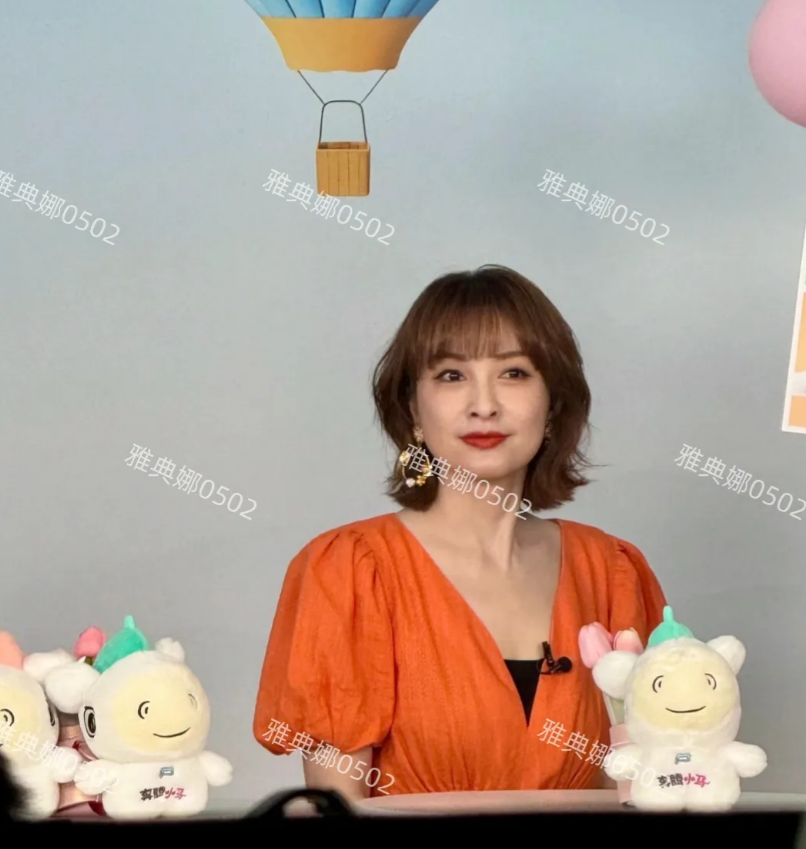 京东总部见到吴昕，她真的瘦了好多，脸很小腰很细五官十分立体，本人好年轻好美，性格
