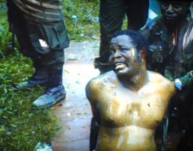 1990年，38岁的利比里亚总统多伊浑身赤裸地瘫坐在地上，他的耳朵已经被割掉，脸