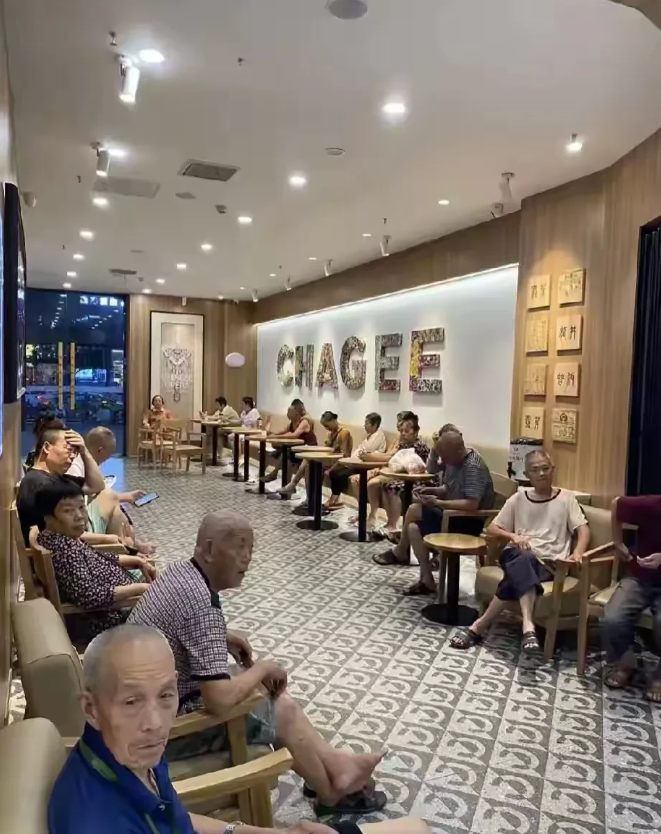 太烦人了！有个奶茶店老板在网上抱怨，说最近天热得要命，结果一群群的老人跑来他的店