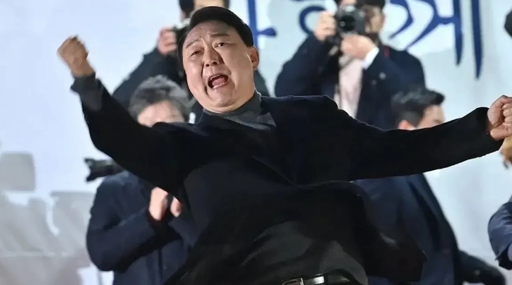 完蛋了吧！任你再强硬也不行！
北京时间1月3日7时许，韩国检查人员和警察已冲破总