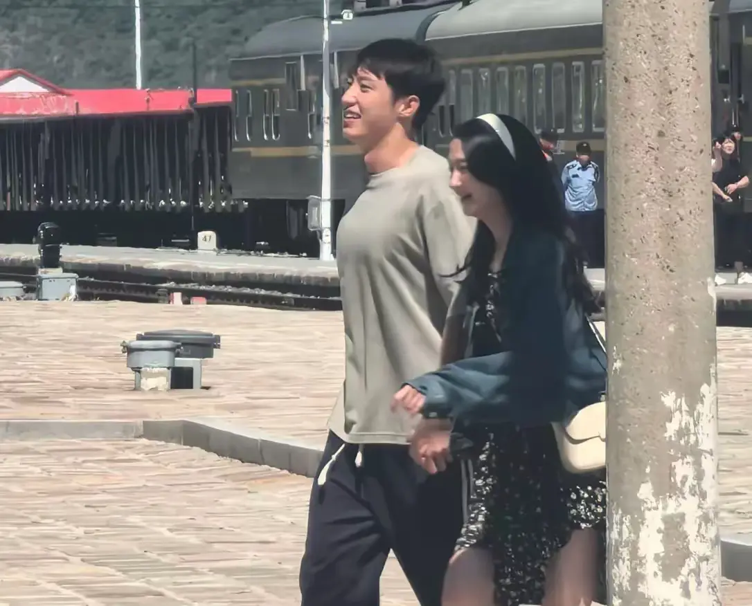 黄景瑜这练的肌肉也太发达了，胸肌比女生都大了。明明172的关晓彤在他旁边都显得娇