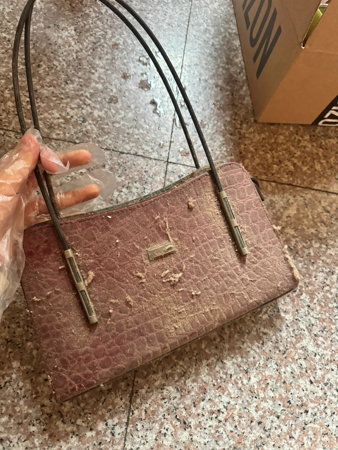 在床底找到妈妈以前背的包包
真真包浆vintage了感觉我妈妈以前的单品随便拿出