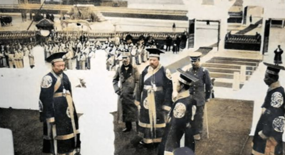 1916年，袁世凯宣告登基，华丽的仪式、喧嚣的人群，仿佛预示着一个新王朝的诞生，