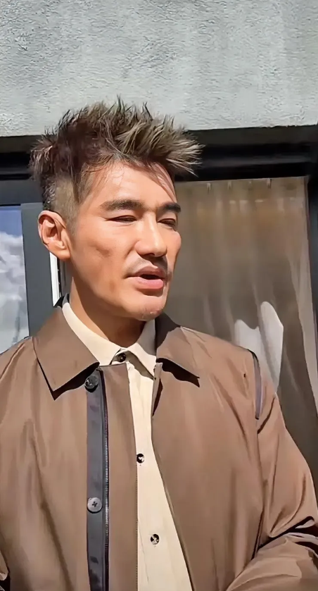 这才是胡兵的真实面貌吧！

镜头前，他坦然面对岁月的痕迹，脸上的痘印与法令纹，不