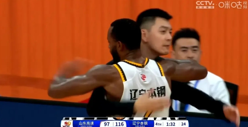杨鸣不愧是世界名帅，拥有大魄力，在赵继伟受伤，王岚嵚5次犯规情况，力排众议启用俞