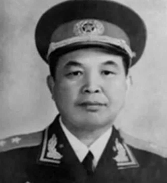 1955年，开国中将刘忠回到家乡，可他在回到家以后，竟发现家里没人，他在大街上疯