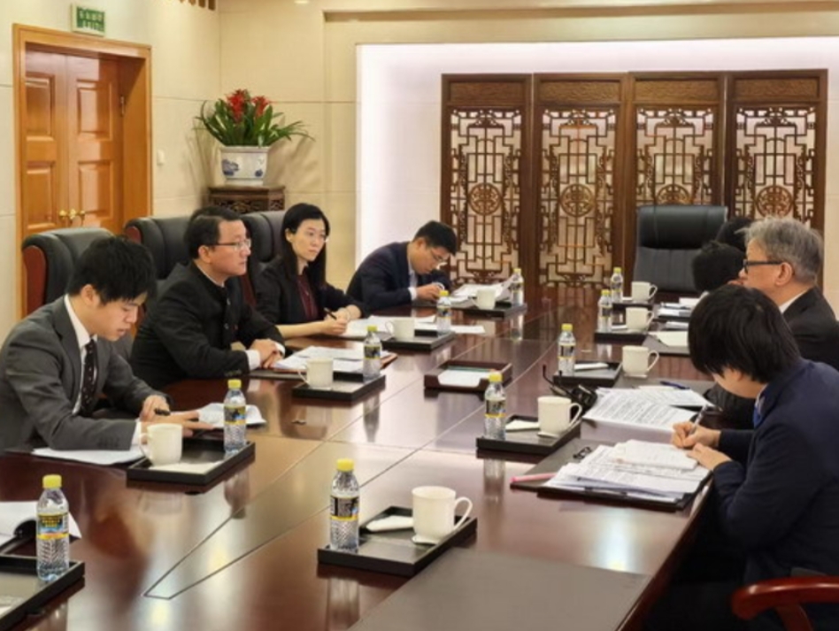 2月10日，中国外交部亚洲司司长刘劲松约谈日本驻华首席公使，对日美联合声明中的涉