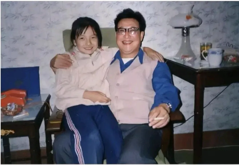 照片中的小女孩后来成为了红遍大江南北的女明星，猜一猜她是谁？
看这张照片的电器和