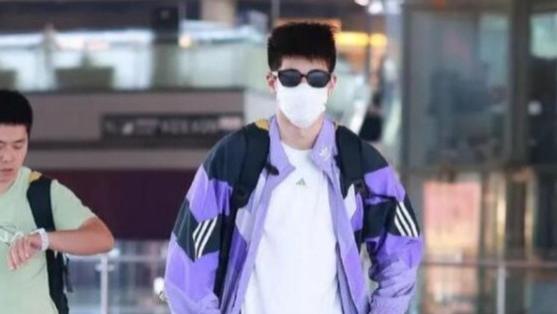 潘展乐回国后被偶遇！把机场变成“带货现场”，网友：外套卖断货