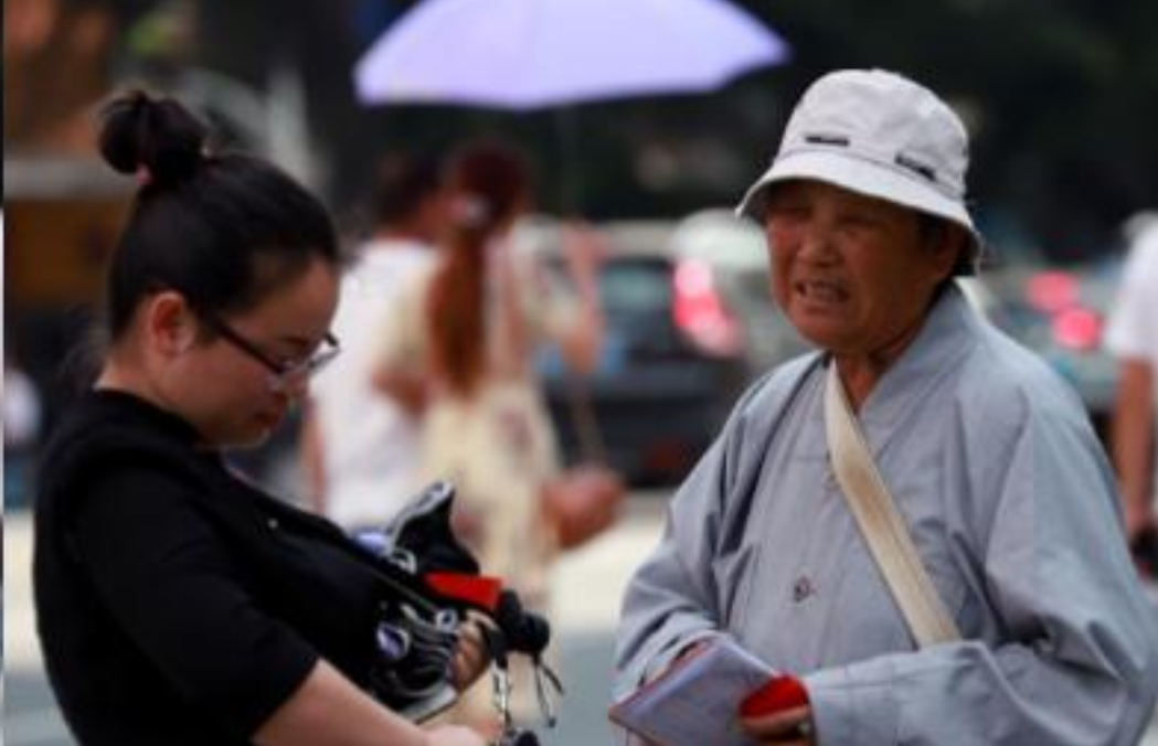 广东一尼姑上门化缘，向店主要香油钱，但万万没想到店主却非要尼姑背经，背完了就给钱