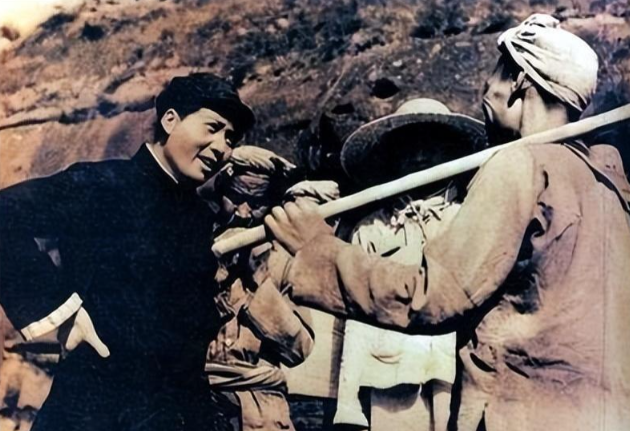 贺晓秋曾两次救下毛主席，建国后其子上北京被毛主席接见，主席说道：我给你两个特权！