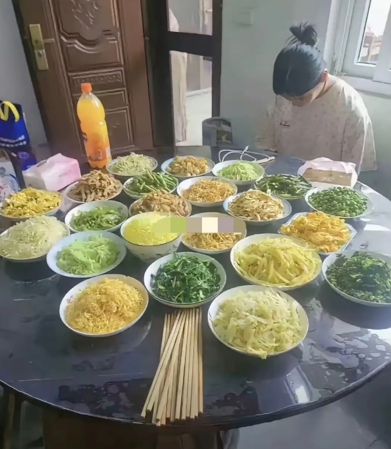 网友问第一次带女朋友回家见家长，她为什么一直低着头？