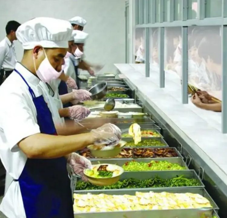 中小学校的食堂为什么很多都承包出去了？有的是明包，有的是暗包，还有局部承包等，学