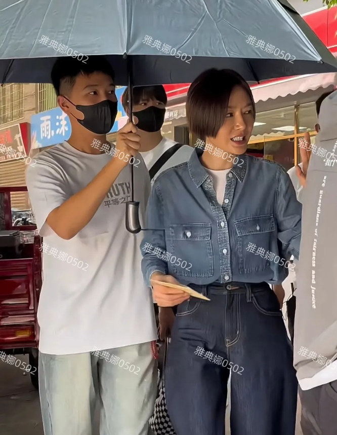 秦岚又进组了，但新造型好丑，头发太短了显脸长，皮肤黝黑烤瓷牙太白太假了，又瘦又老