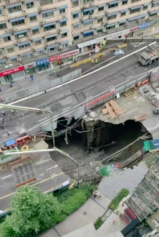 调查清楚了！成都在建地铁塌方是自来水管爆管引起的，从现场图片看，道路一侧出现了一
