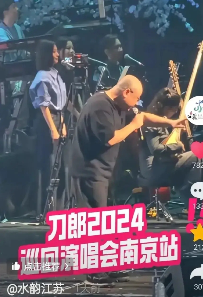 在南京的一场演唱会后，刀郎的团队做出了一个令人动容的决定：

1. 召集了二十多