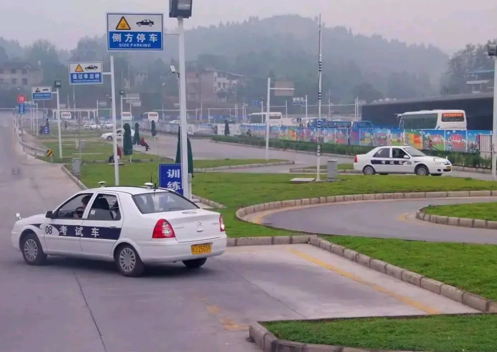 我一女同事，她说去年去学驾照，科目二挂了3次，教练把她骂的很厉害，她受不了，就再