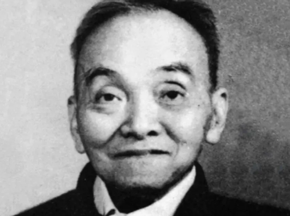 1949年范纪曼被捕，在行刑前一天晚上，他对看守说肚子不舒服，急需上厕所，看守并