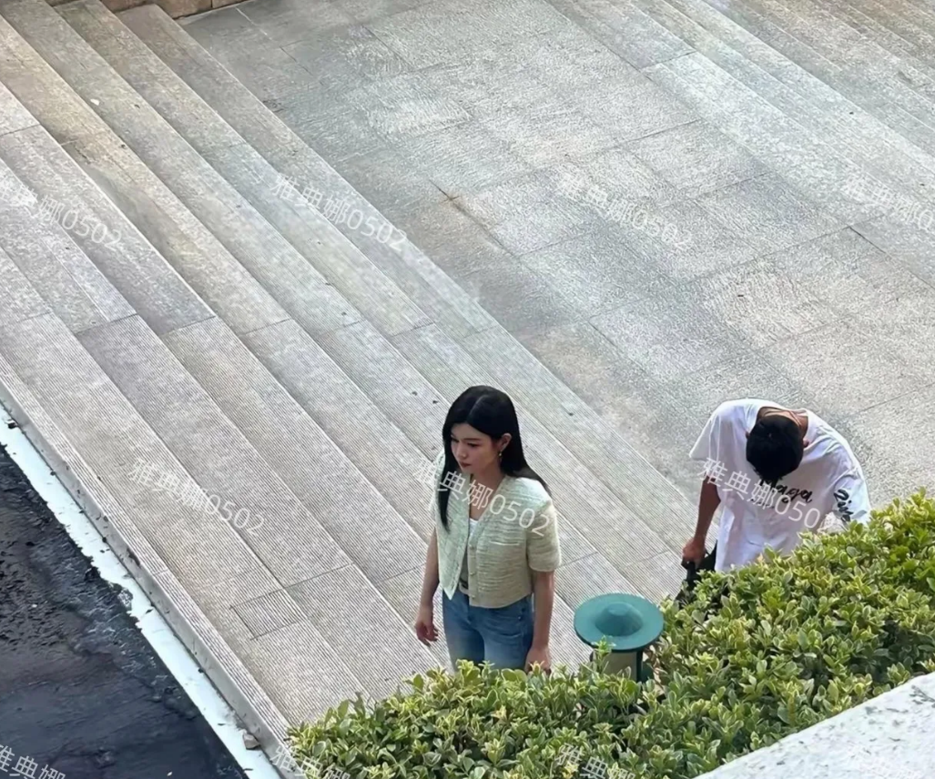偶遇陈妍希拍戏，本人真的很年轻，娃娃脸白皮肤，瘦瘦小小的梳着黑长直气质十分清纯，