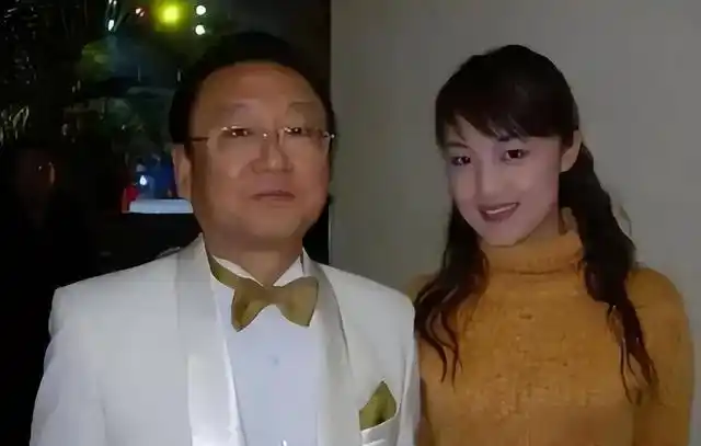 2010年，一个叫姚曼的女人突然在网上爆料:我是蒋大为的情人兼经纪人，他曾借了我