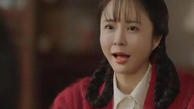 她19岁爱上“老渣男”，同居7年被甩，如今45岁脸肿僵硬似蔡明！