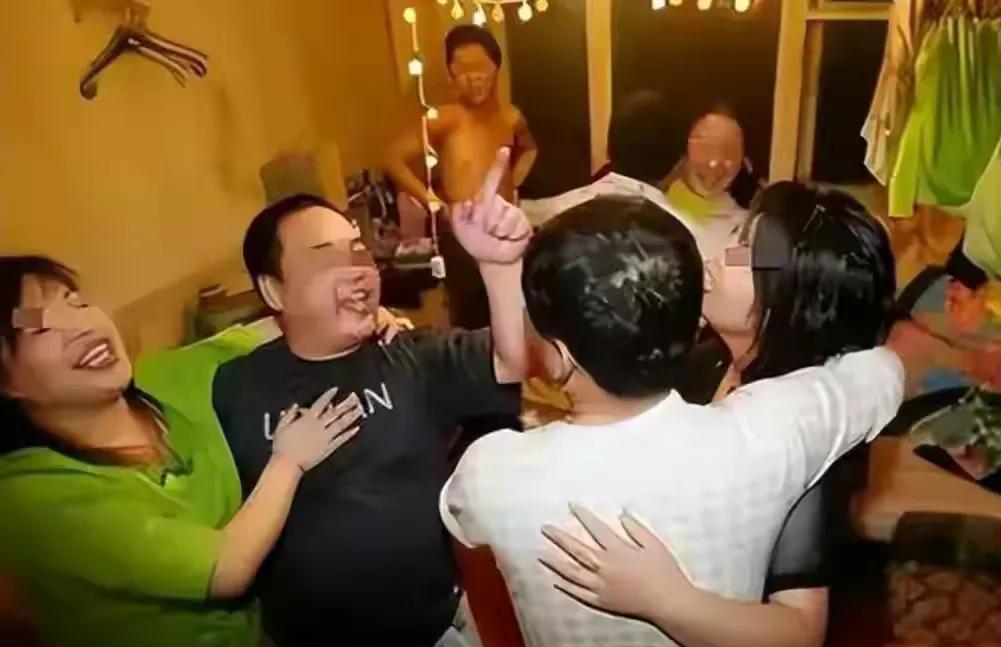 两对夫妇在宾馆内竟以换妻的方式寻欢作乐！