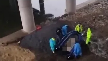 湖南娄底，一女子打麻将到深夜才，散场后又和麻友喝酒到凌晨2点，喝多后，麻友叫来了