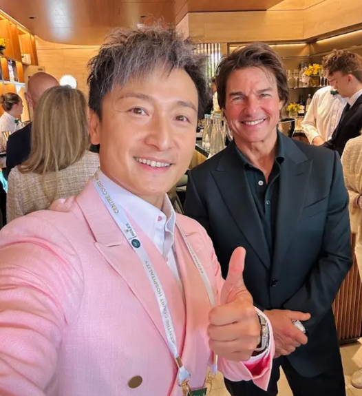 现年44岁的方力申自细受父亲薰陶，个人收藏逾百件天价艺术品，曾被爸爸踢爆身家亿亿