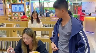 “潸然泪下！”广东茂名，一小男孩在餐厅就餐时，发现隔壁桌的女子背影像妈妈，他借上