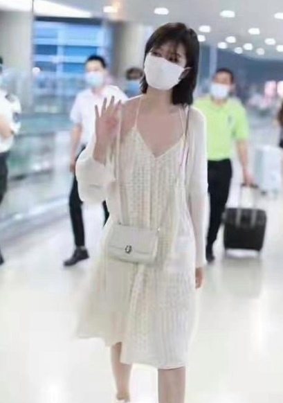 乔欣是大美女，然而审美真的不敢恭维
身上衣服跟睡衣似的 ​​​