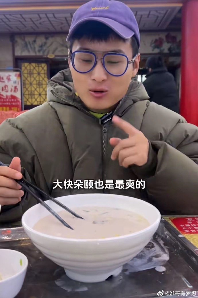 汤如果想白，最主要的手段就是油脂的乳化，让油脂和水高度的混合。鲫鱼汤想白需要两面