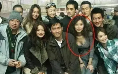 红框中的这位美女，曾经拍过影视剧，后来凭借自己的美貌，成为王的女人。
猜猜，她是